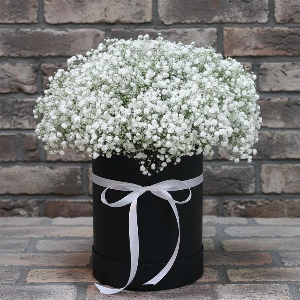 Цветочная композиция из Гипсофила в шляпной коробке в Ботлихе