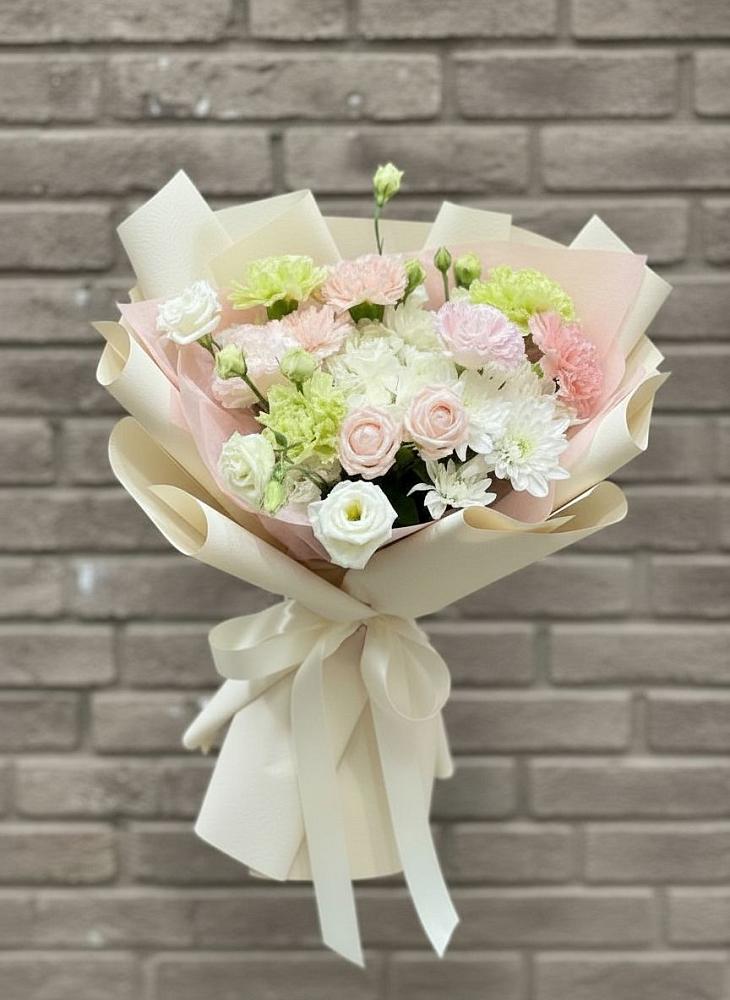 Букет цветов из: Гвоздики, Розы, Лизиантусы и Хризантемы в Ботлихе