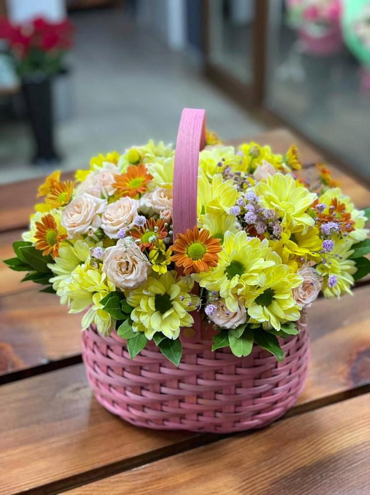 Цветочная композиция из Хризантемы и Розы в корзине в Ботлихе