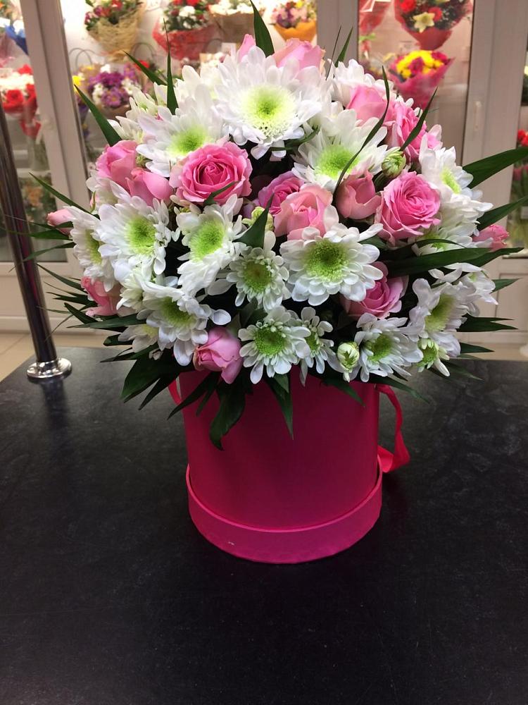 Цветочная композиция из Розы и Хризантемы в шляпной коробке в Ботлихе