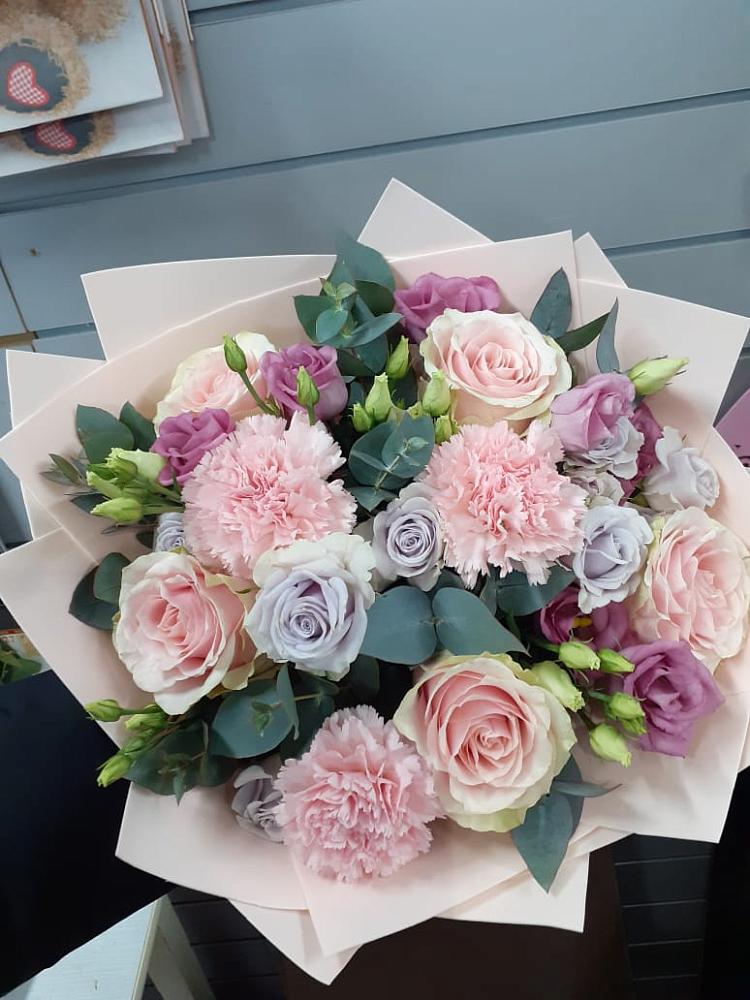 Букет цветов из: Розы, Гвоздики и Лизиантусы в Ботлихе